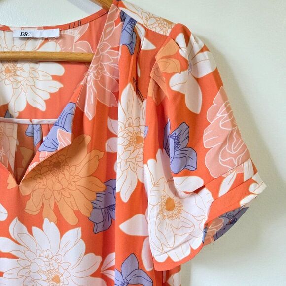 EUC DR2 FLORAL SPLIT V NECK FLORAL TOP SIZE MEDIUM SIZE TAG REMOVED - Picture 11 of 16